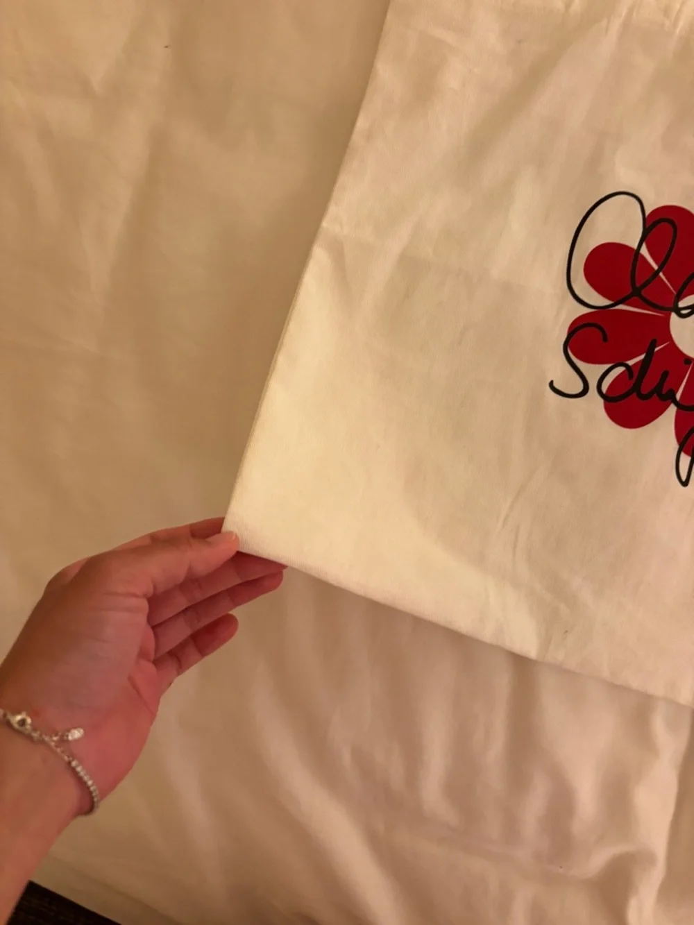 Realisation par Claudia schiffer White Canvas Tote with Red Flower Graphic - Picture 3 of 4
